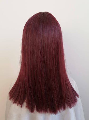 tiesių plaukų bordo spalvos perukas su kirpčiukais, ilgis 45cm
