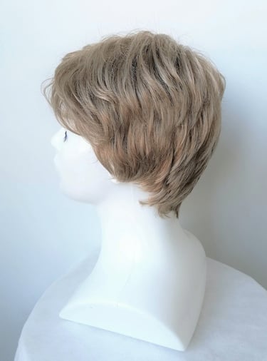 šviesiai rudas, natūralios spalvos trumpų plaukų perukas