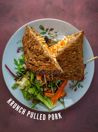 Krunch Pulled Pork: warme sandwich met gepulled varkensvlees en salade — lunch in Gent