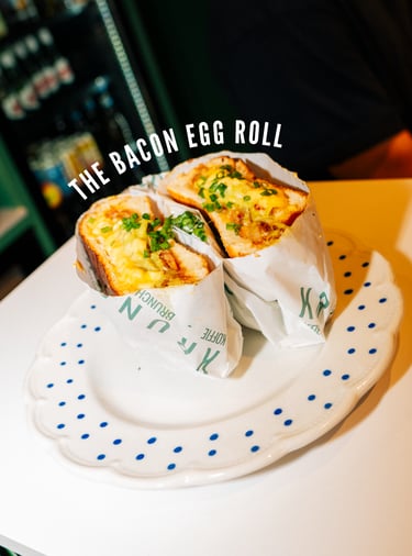  The Bacon Egg Roll van Krunch: knapperig broodje met ei en spek — brunch in Gent