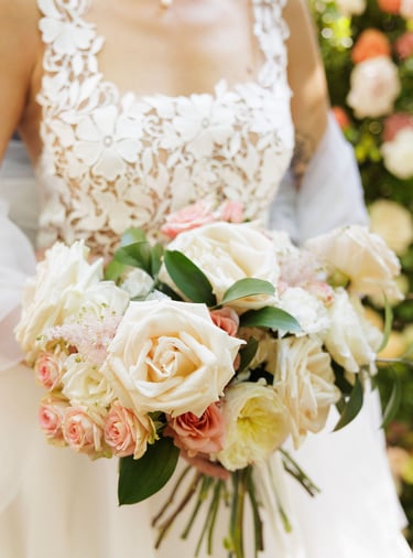 bouquet de mariée teintes pastels avec roses