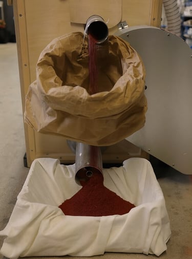 Barn paint production from iron oxyde and mixing with oleoresins