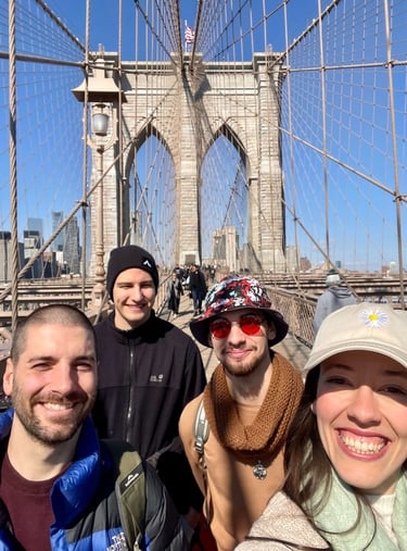 grupo de amigos visitando Nueva York y Canadá
