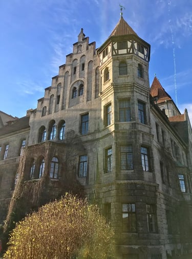 Außenansicht des Schloss Faber-Castell in Stein bei Nürnberg an einem sonnigen Tag