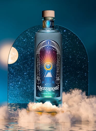una bottiglia di Gin Mezzanotte su uno sfondo stellato con la luna e alcune nuvole