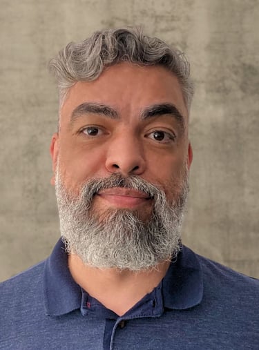 Cesar Felicio - Foto de perfil sobre um fundo acinzentado