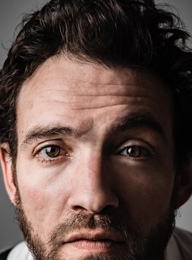 Photo portrait studio homme plan serré - book comédien - © Virginie Bouilhac