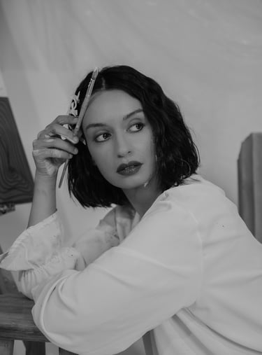 Céline Didier artiste peintre à Auxerre portait artistique avec pinceau en atelier en noir et blanc