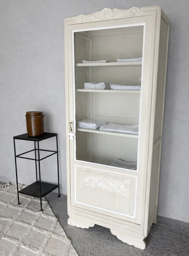 Vitrine repeinte en beige avec patine blanche dans les moulures