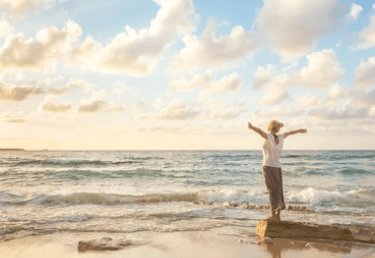 woman Infront sea stept on rok 