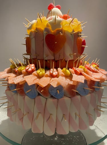 C'est une création de pièce montée a 2 étages fait avec des bonbons fait par Crazy bask Biarritz