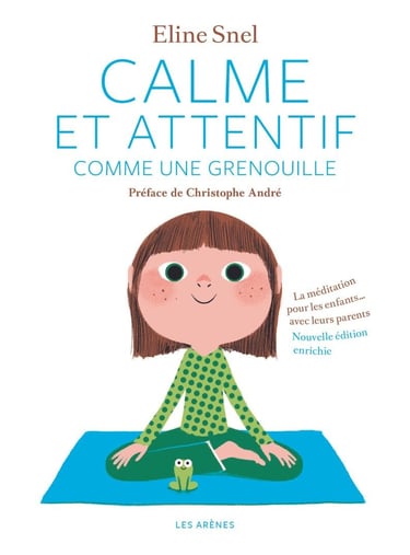 la couverture du livre "calme et attentif comme une grenouille" une fille assise avec une grenouille