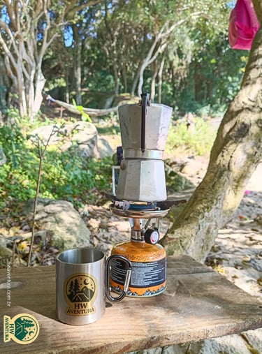Fogareiro portátil com a cafeteira italiana e a caneca de inox da HW Aventura