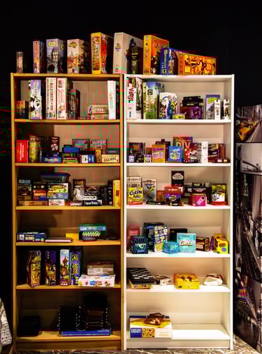 Etagère avec de nombreux jeux de société