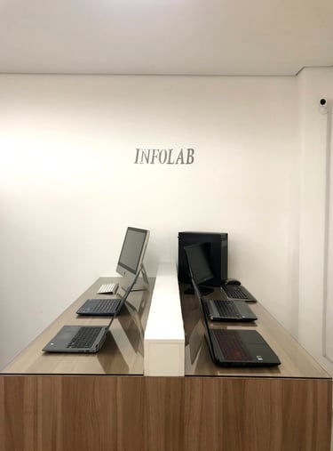 bancada técnica moderna com notebooks e computadores para manutenção