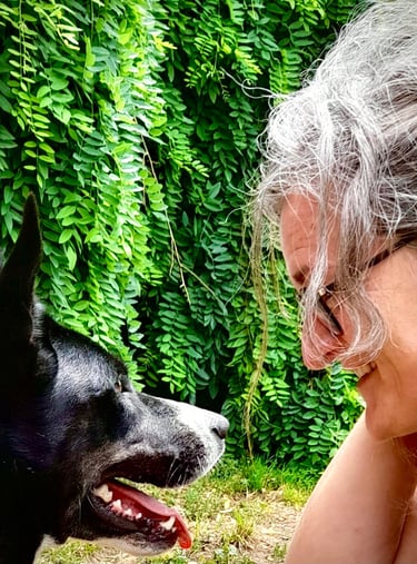 caroline avec sa chienne qui l'a amené vers l'univers de l'énergétique