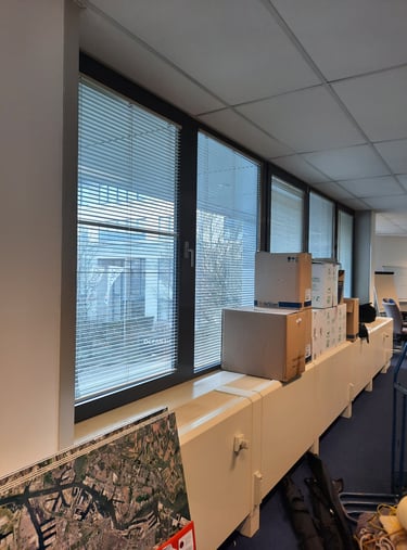 Espace avant transformation en bureaux avec de grandes baies vitrées.