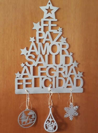 arbol navidad de deseos con colgantes en madera con colgantes calados con laser