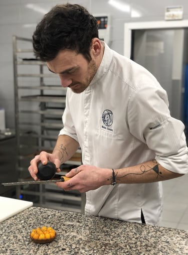 Robin Girard en train de travailler au sein de sa pâtisserie à Valognes