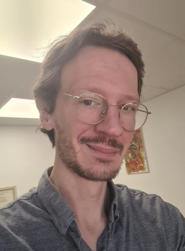 un thérapeute avec lunettes et barbe