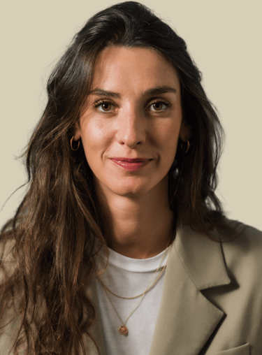 Portrait d’Anna Junod, avocat en droit de la famille à Lyon, devant un fond professionnel.