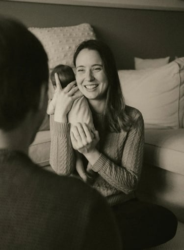 Das bich ich mit meinem Baby und meinem Mann im Wochenbett Sophie Sara Fotografie Familienfotos Paarfotos Babyfotos NÖ
