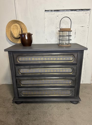 Commode relookée et mise en valeur avec des fleurs de Lys