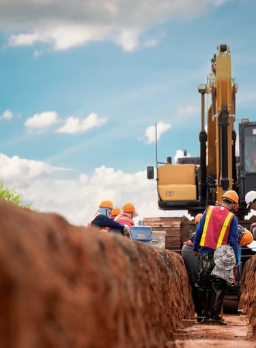 Escavatore in azione con operatori che lavorano sul cantiere