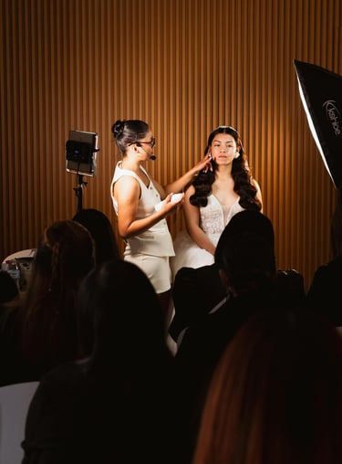 Curso de maquillaje para novias con práctica en modelo y asistentes en entorno profesional.