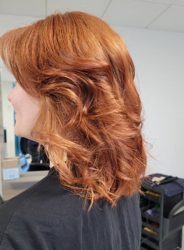 Prestation coupe femme personnalisée au salon l'Arabesque à Guilherand-Granges.