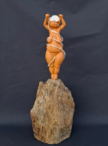 Fruchtbarkeit, Tonfigur einer Frau mit einem Baby aus Papier auf dem Kopf