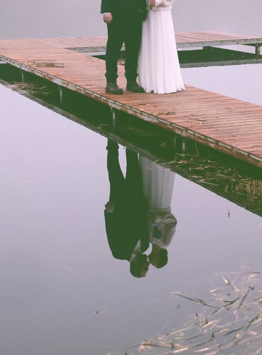 micro vestuvės žiemą ir fotosesija ant ežero kranto lieptelio