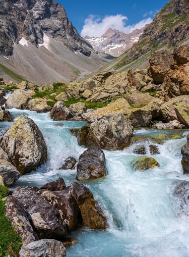 Romanche et pic Nord des Cavales dans le fond