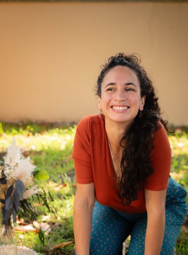 Maïa Durozier Doula, lors de la facilitation d'un Mama Blessing - Crédit photo : Charlotte Moulin