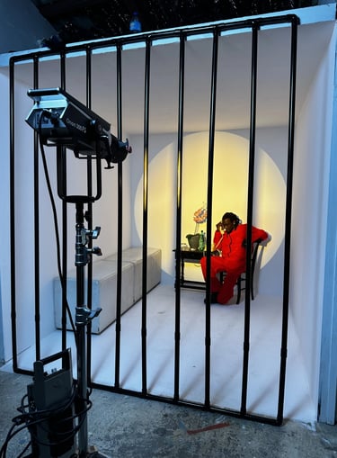 tournage décor cube blanc avec grille de prison