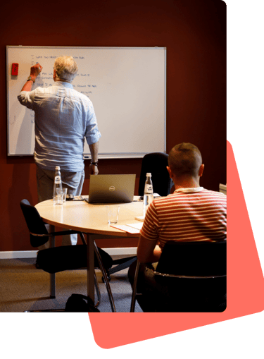 CERAN trainer guiding a learner during an immersive language session using the QRI® method.