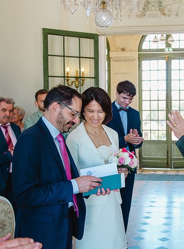 des mariés devant le maire à la mairie de talence à côté de bordeaux