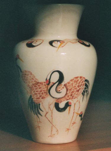 vaso in ceramica con decorazioni di uccelli