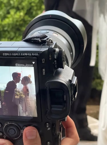 Cámara profesional capturando a una pareja de novios durante su sesión de boda, fotografía realizada por TheLens.co en Bogotá