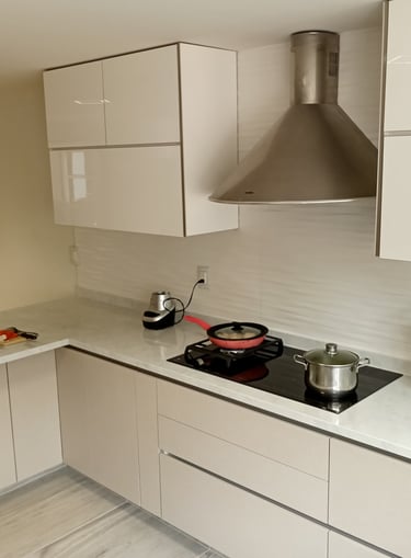 Cocina blanco alto brillo y melamina cairo