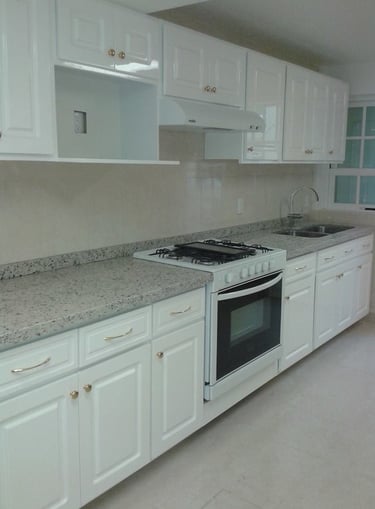 Cocina clásica barnizada en blanco