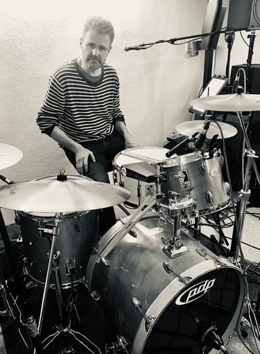 Der Drummer am Schlagzeug im Aufnahmestudio