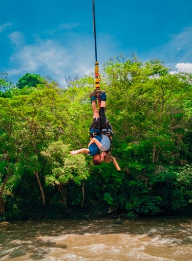 salto en pareja del bungee Jumping