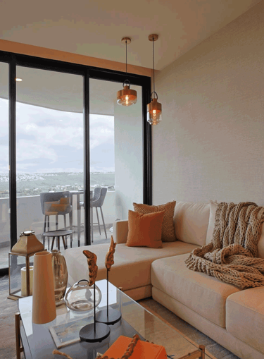 Sala acogedora con sofá en tonos neutros y decoración cálida | KARÄNA