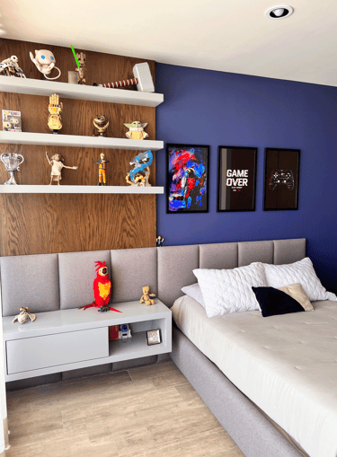 Recámara infantil con pared azul, figuras decorativas y cabecera gris | KARÄNA