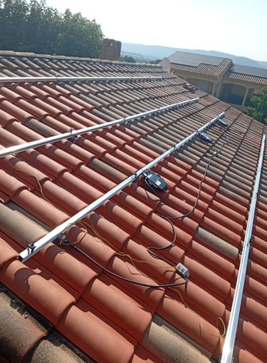 Rails ESDEC et micro-onduleurs installés sur une toiture rénovée avant la pose des nouveaux panneaux photovoltaïques.