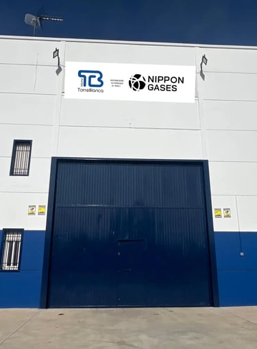 Foto de fachada de nave con logotipo