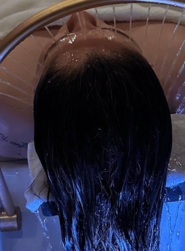 Spa capillaire relaxant chez Insia Beauté, massage et soin détox pour des cheveux éclatants."