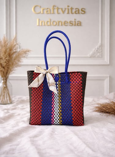 Tas anyaman plastik motif batik hitam biru merah handmade Craftvitas Indonesia