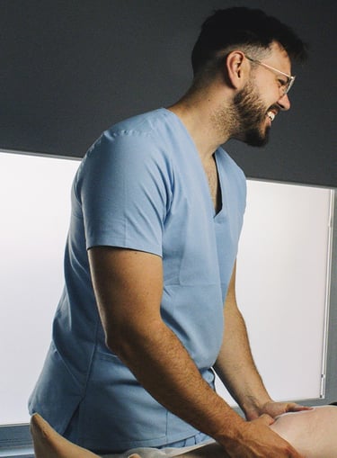 Fisioterapeuta Carlos Sastre atendiendo paciente en camilla en Toledo